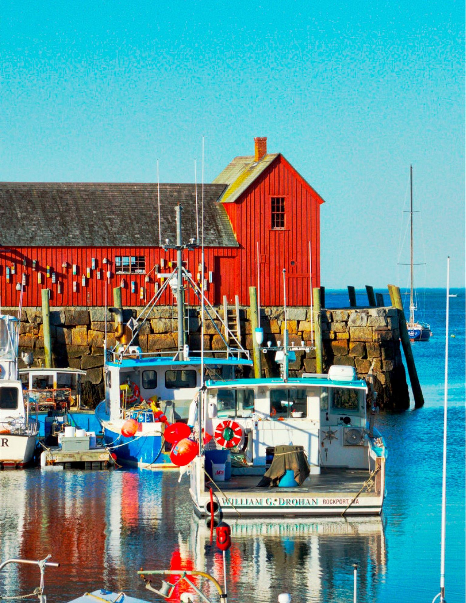 ROCKPORT WAS ESTABLISHED IN 1971 IN A SMALL NEW ENGLAND COASTAL TOWN OF THE SAME NAME. FOUNDED BY A FATHER AND SON DUO, THEIR GOAL WAS TO PUT COMFORT FIRST—WITHOUT COMPROMISING STYLE.